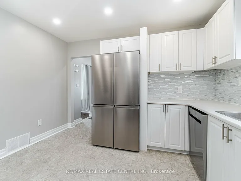 102 Wilson Rd S #UPPER LEVEL — Photo 9