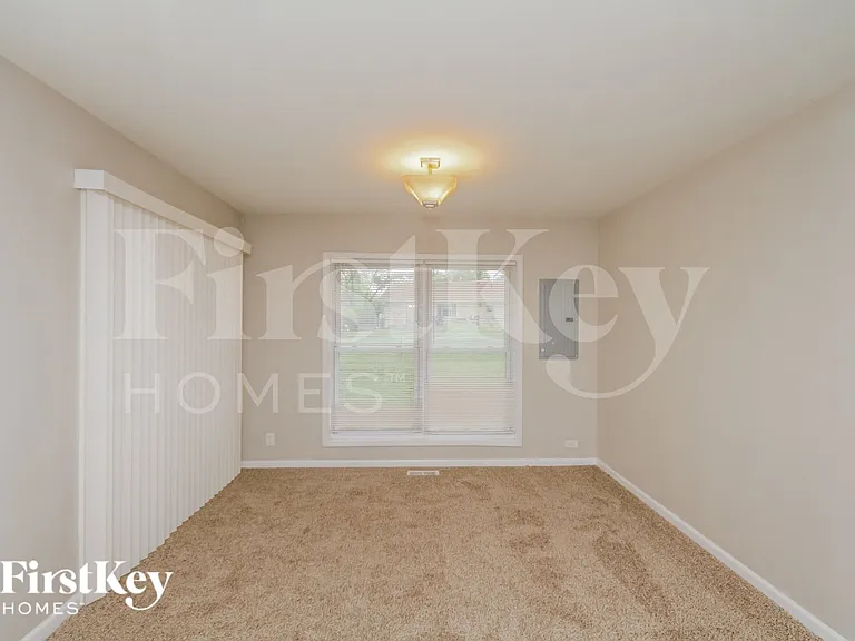 823 Oriole Dr — Photo 3