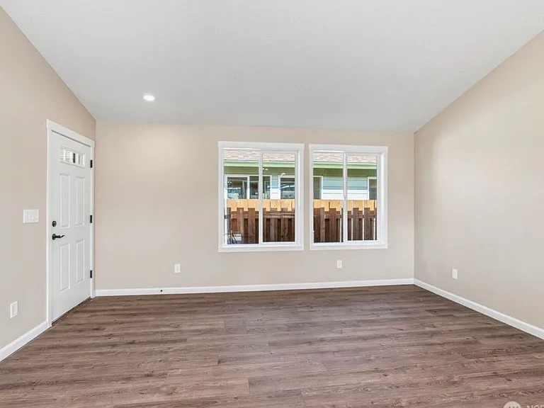204 Douglas St — Photo 16
