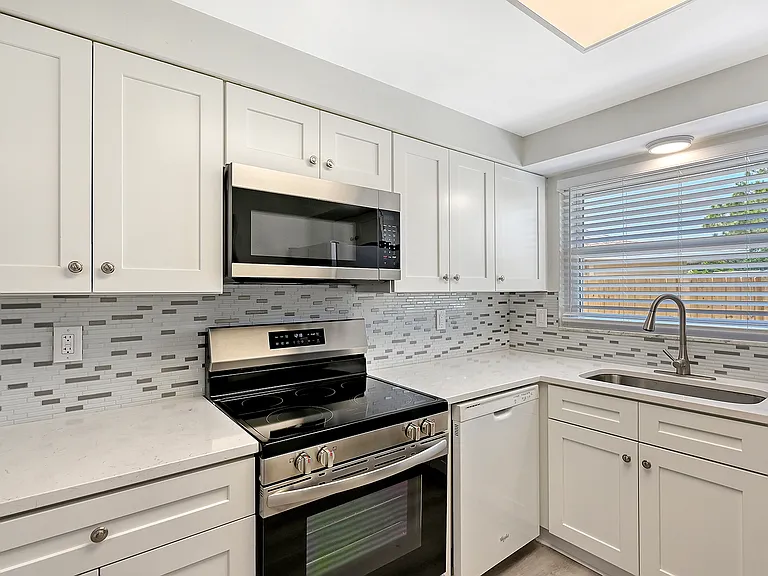 2512 Post Rd — Photo 11