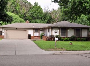 613 N Brook Forest Rd, Derby, KS 67037