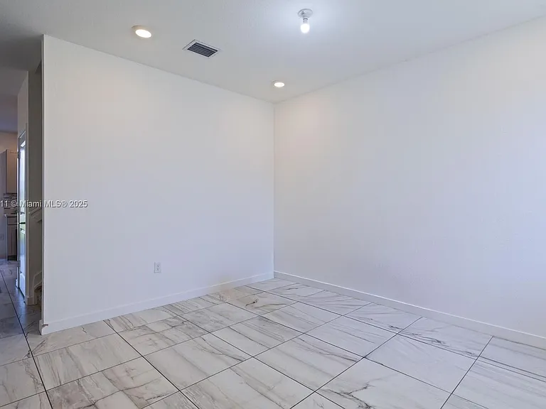1014 SE 23rd Ave — Photo 3