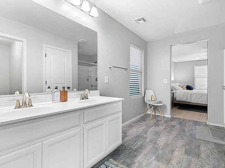 3915 E Liberty Ln — Photo 17