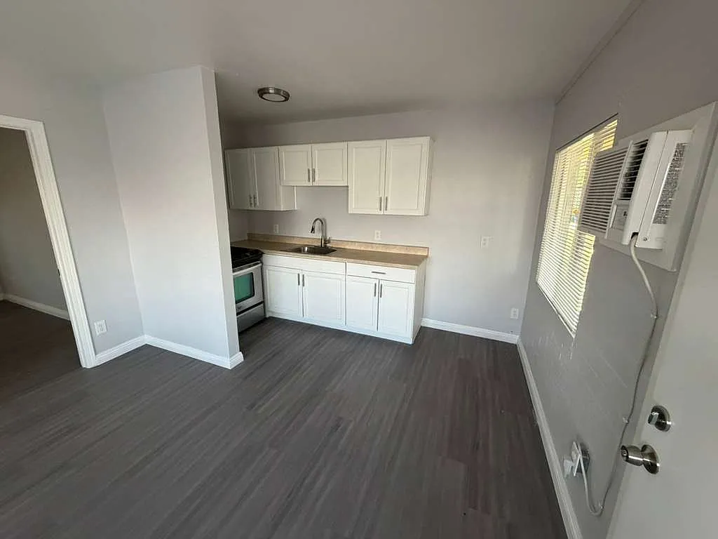221 W New York Ave — Photo 3