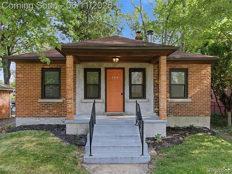 404 La Plaza Ct — Photo 1