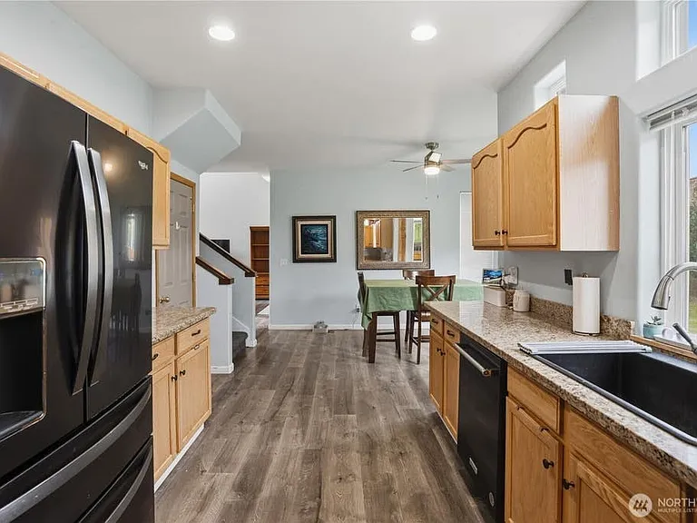 665 Tufts Ave E — Photo 8