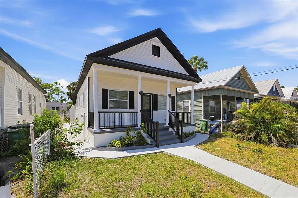 3 bed, 1.0 bath, 992 sqft, $2,400 — Photo 3