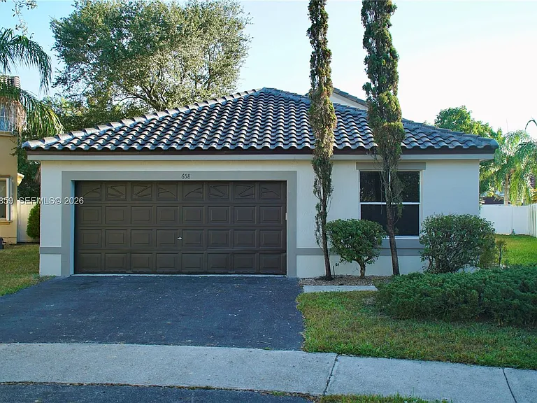 658 Stanton Dr — Photo 3