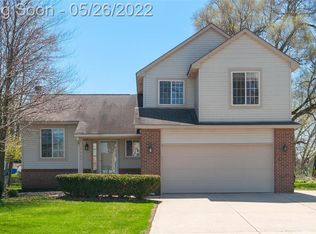 9461 Beechcrest St, White Lake, MI 48386