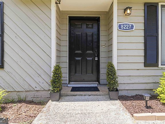 3rd image of 8227 Englewood Trl