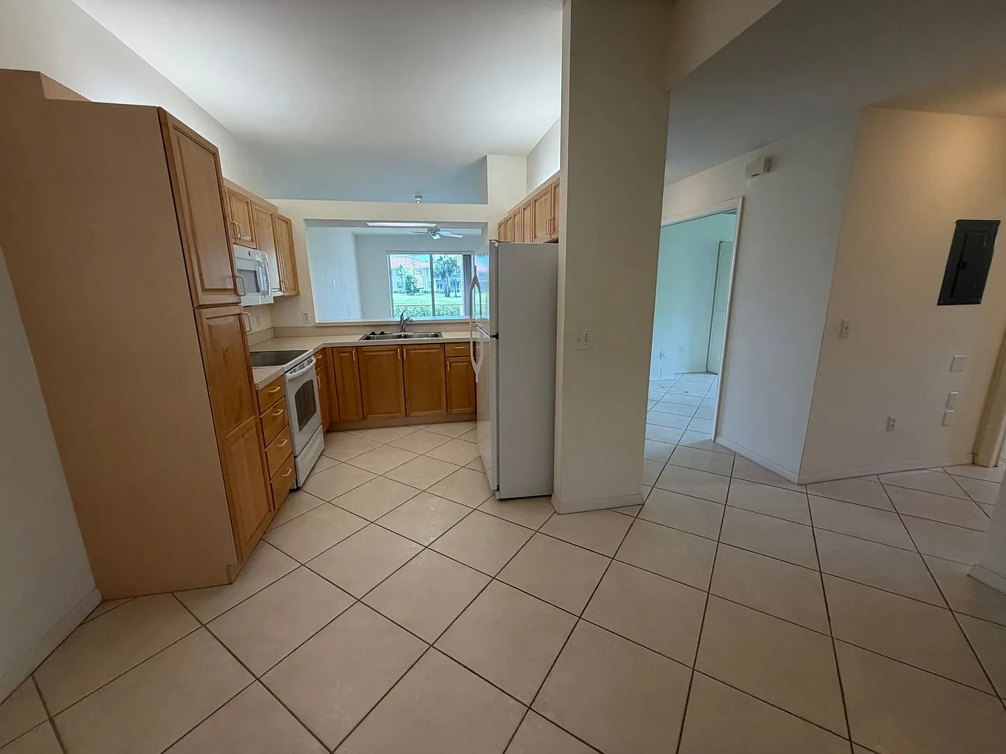 Annual Rental - 3 Bed / 2 Bath Condo With 1 Car Garage In Sherwood — Photo 4