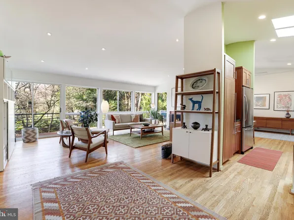 8216 Lilly Stone Dr, Bethesda, MD 20817