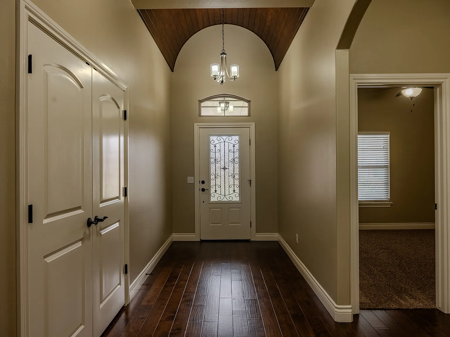 3 bed, 1953 sqft, $2,200 — Photo 2