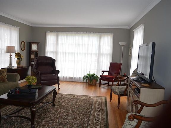 5th image of 40 Webster Ave