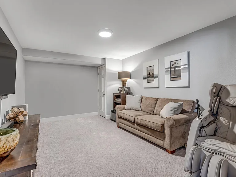 10168 Nottingham Dr — Photo 36