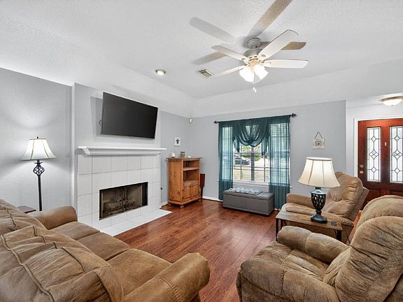 4th image of 1017 Pin Oak Dr