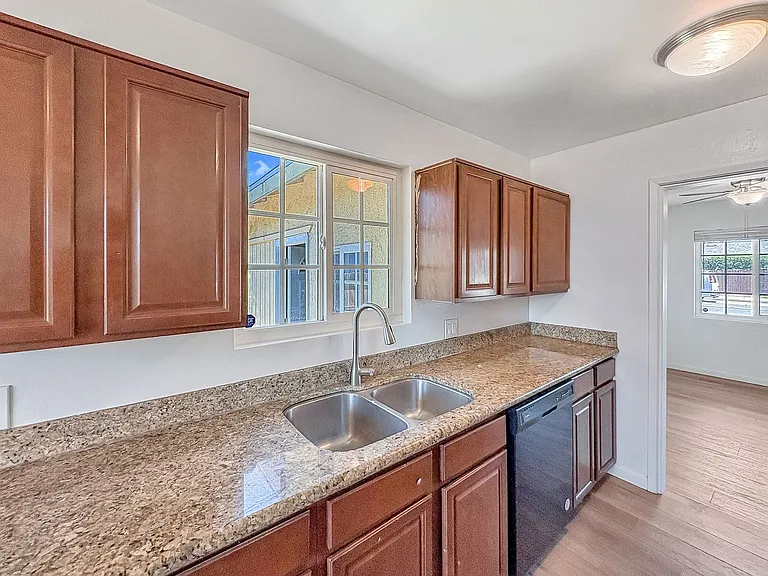 839 N Midway Dr — Photo 6