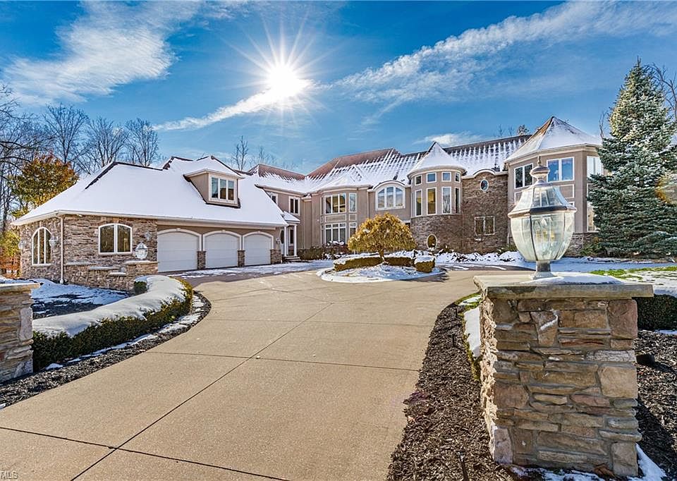 1st image of 7641 Capilano Dr
