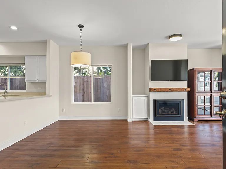 Dining / entry area