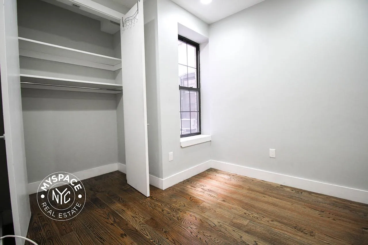 1719 Gates Avenue — Photo 4