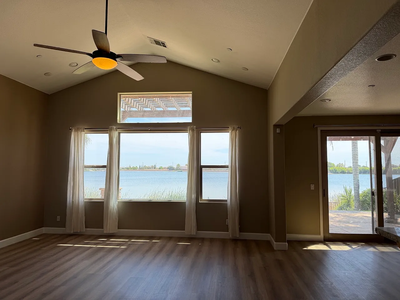 3 bed, 2.5 bath, 2732 sqft, $3,300 — Photo 1