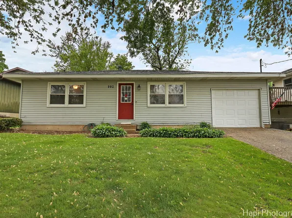 902 Fortress Dr, McHenry, IL 60050