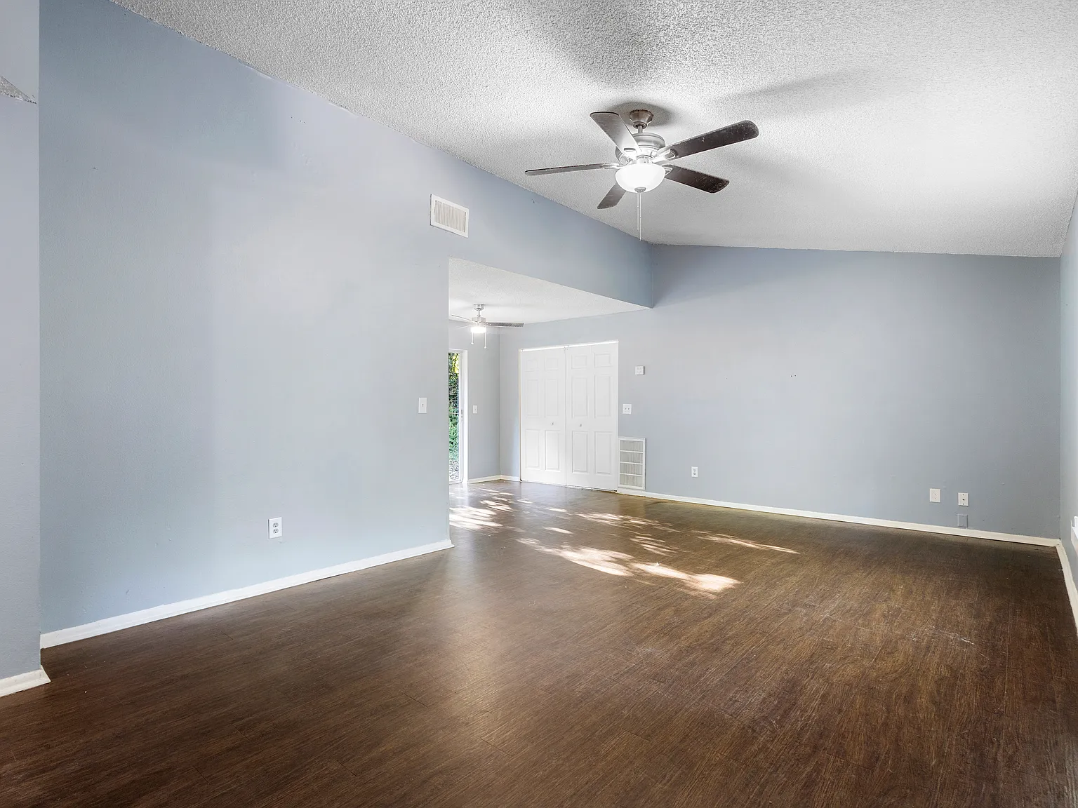3 bed, 1175 sqft, $2,000 — Photo 4