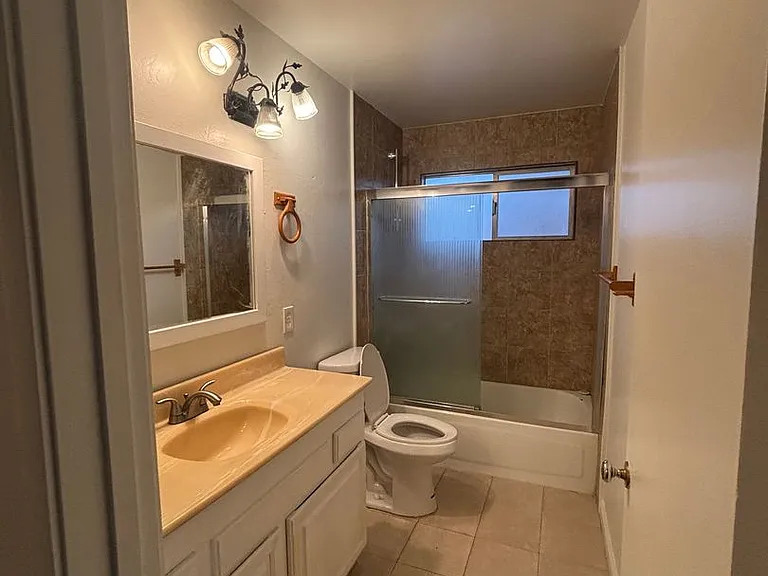 612 Gregory Ct — Photo 6