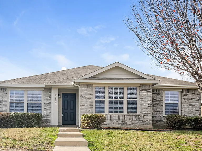 2813 McIntosh Ct — Photo 1
