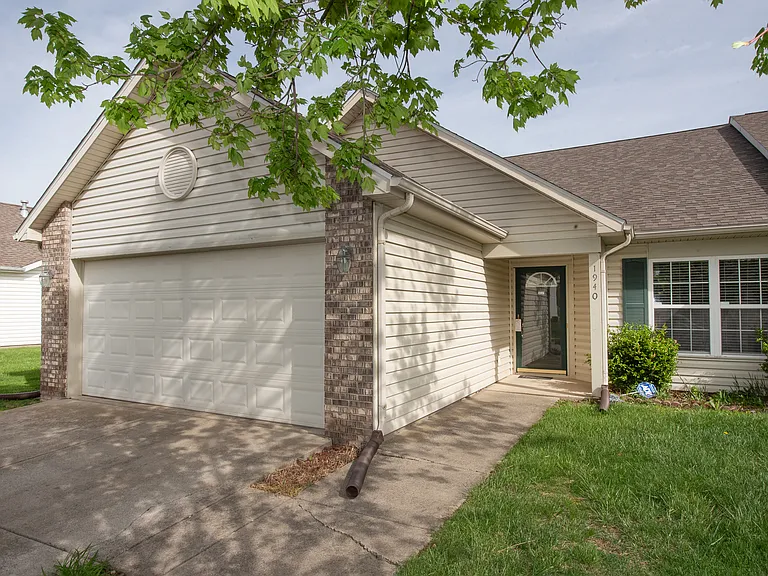 1940 Ellison Dr — Photo 2