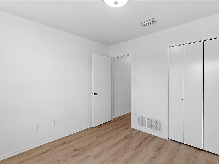 8181 Edge Water Dr — Photo 20