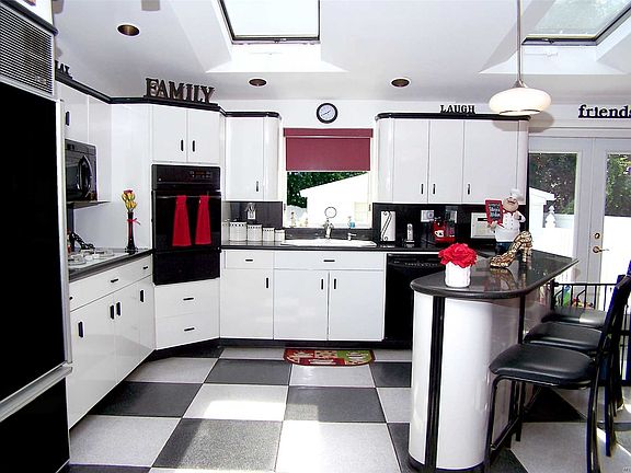 5th image of 16 Hanscom Pl