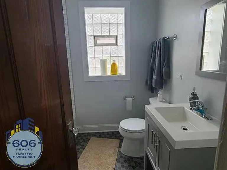 Jumbo 3 bed 2 bath in Jefferson Park! — Photo 8