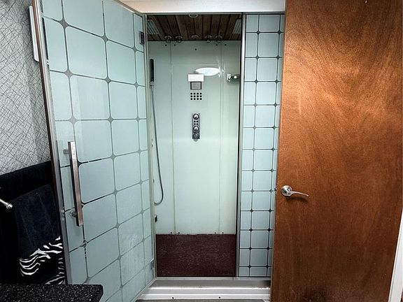 4th image of 263 E Avenue