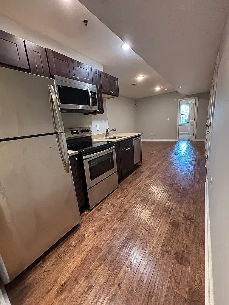 3 bed, 3.5 bath, 1100 sqft, $2,025 — Photo 2