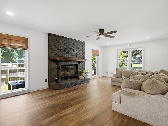 2nd image of 228 Knightsbridge Dr