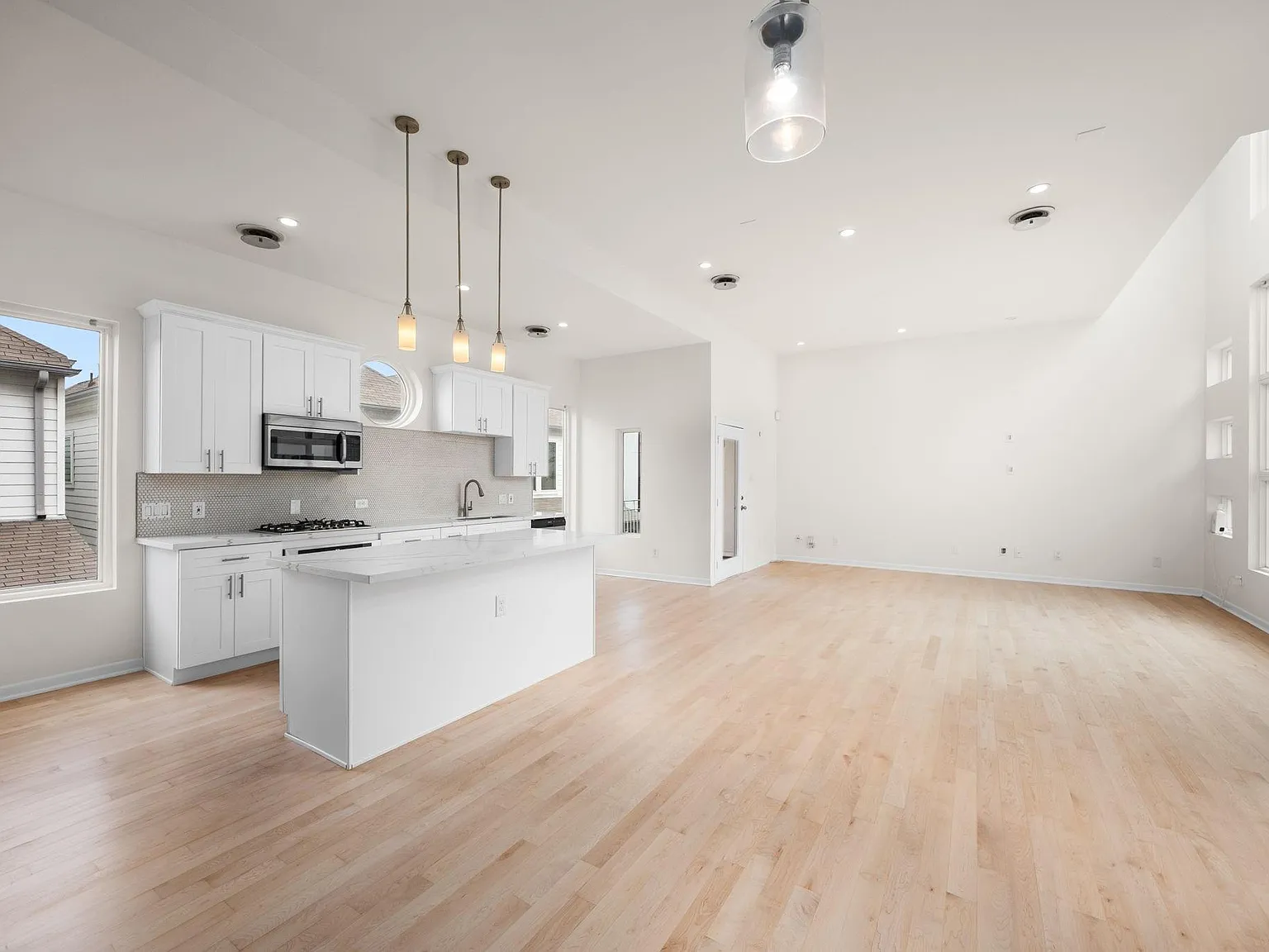 3 bed, 3.5 bath, 2130 sqft, $2,800 — Photo 3