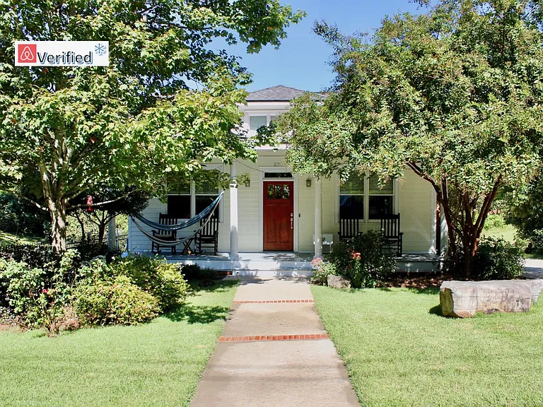 Verified AirBnB for professionalism, cleanliness and discretion, The Nelson Wells House - Athens Georgia. Comfy downtown living near UGA, 2 hospitals, Med school, & Vet Medicine, University of Georgia