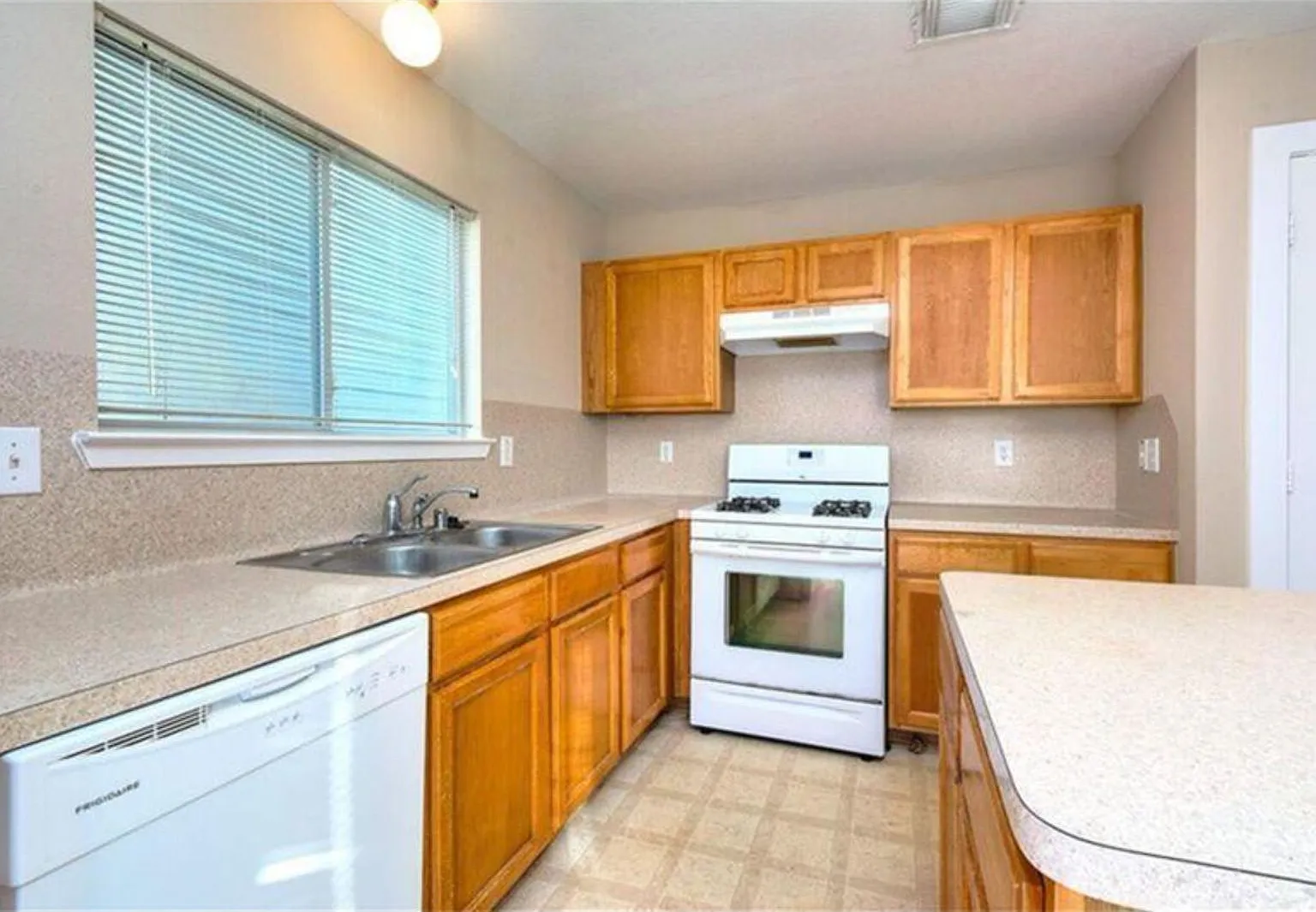 This spacious 4-bedroom home close to Texas Medical Center — Photo 2