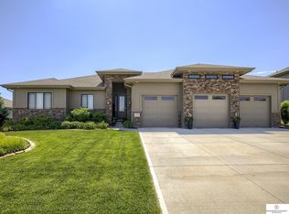 17507 Ridgemont St, Omaha, NE 68136