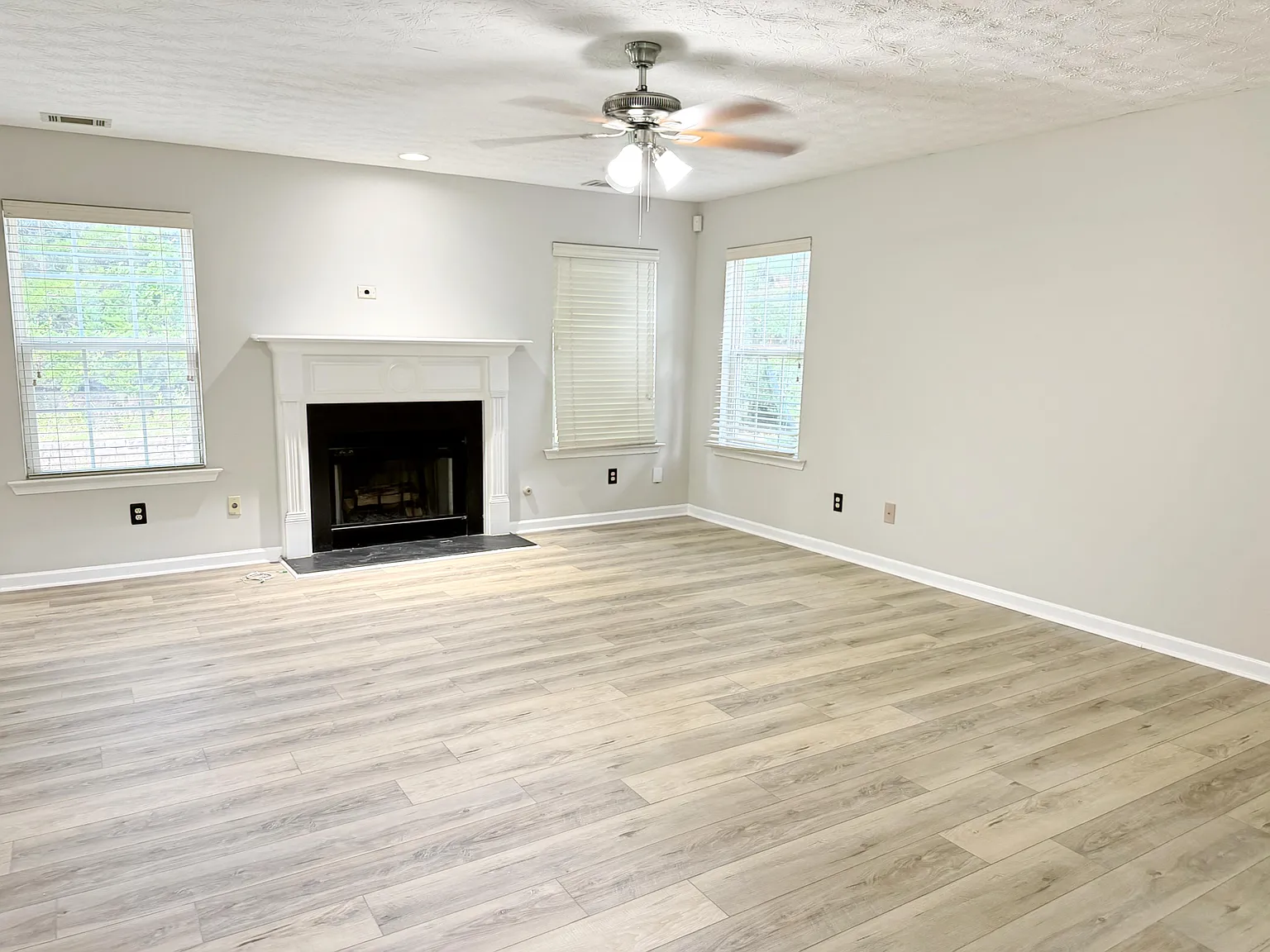 4 bed, 2.5 bath, 2872 sqft, $2,800 — Photo 3