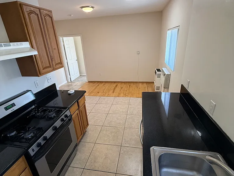 Chelsea Apartments — Photo 17