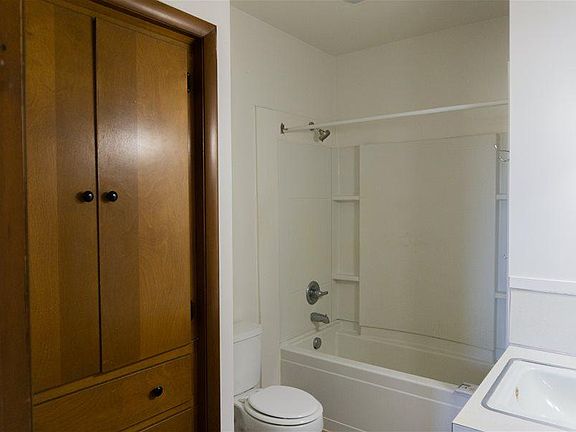 4th image of 4737 48th St