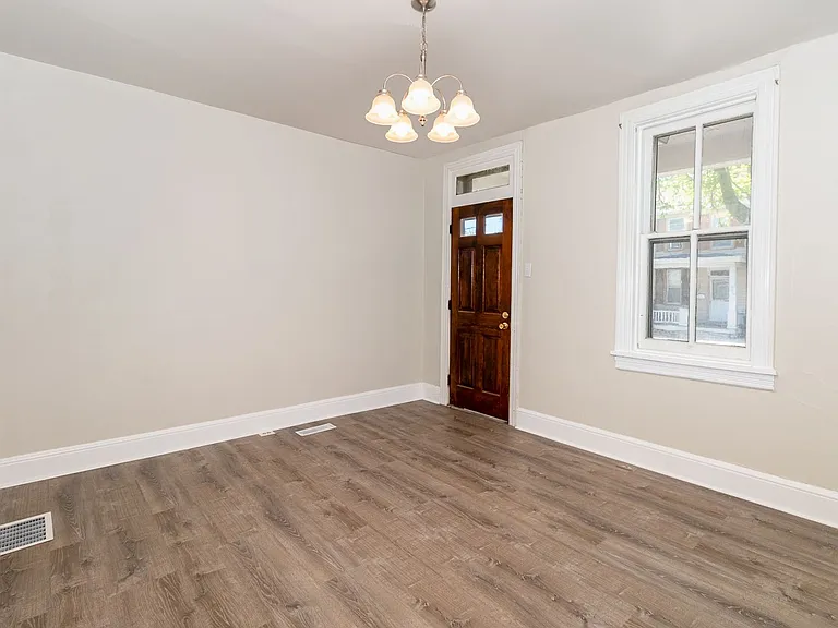 517 N Pitt St — Photo 4