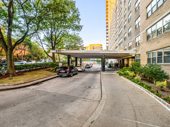 555 Kappock Street image 2 of 23