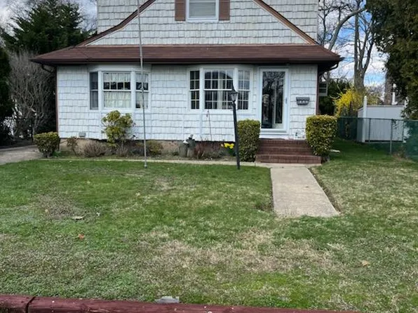140 Texas Street, Lindenhurst, NY 11757