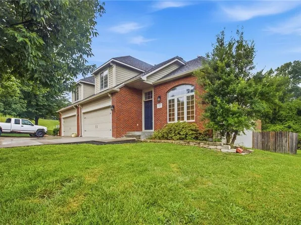 805 N Field Stone Dr, Lawrence, KS 66049