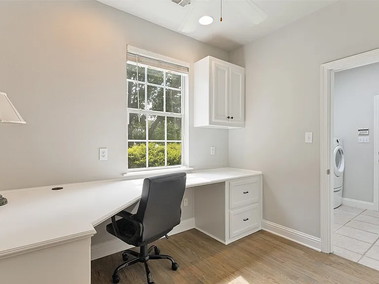 312 S Pearson Ln — Photo 8