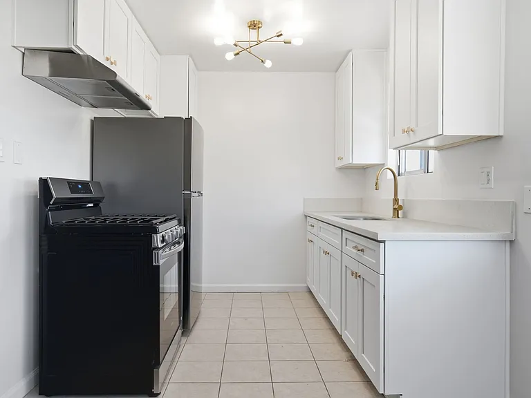 Adams - 733 — Photo 7