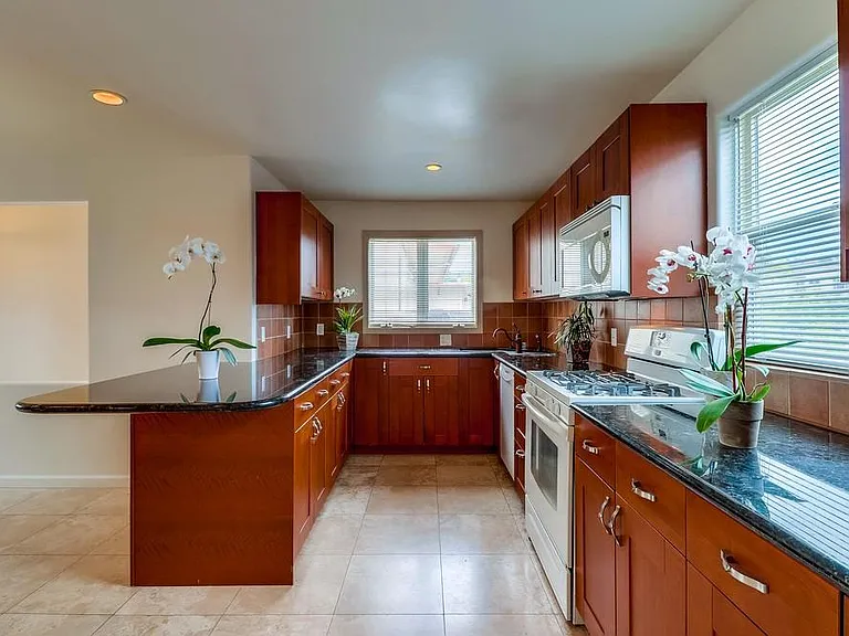 741 Agate St — Photo 1
